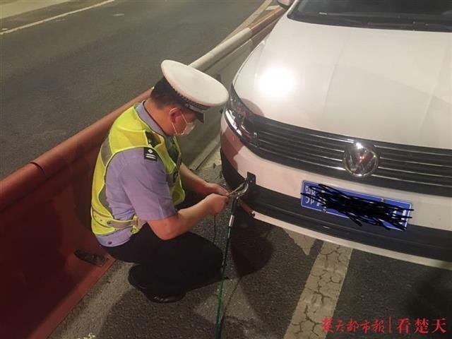  轿车|汽车没油手机没电，女子深夜三环线上遇囧途