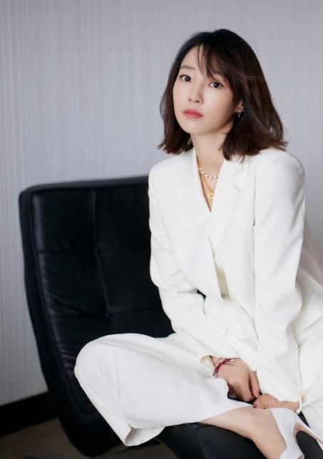  终于|白百何穿白色西装，这次她终于回春了？