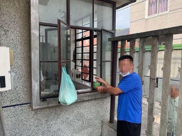 假装|假装去网田螺，崇明一男子入室盗窃被抓