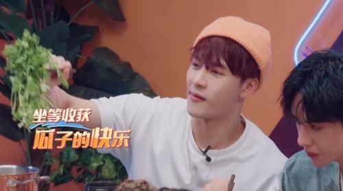  王一博|《一起火锅吧》张艺兴表演即兴krump，王一博香菜被夹走表情亮了