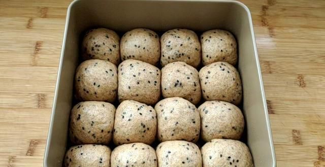 面包|非常适合新手的【波兰种全麦小餐包】,效果超赞,软到不知所措