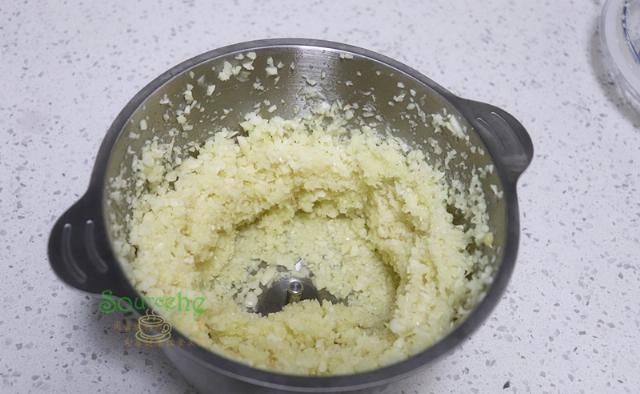  亲朋好友|蒜蓉酱这样做太香了！每年夏天我都要做几十罐，送亲朋好友还不够