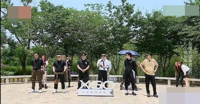  建议|赵小棠极限挑战怕晒全程打伞，观众：建议去看看火箭少女怎么做的