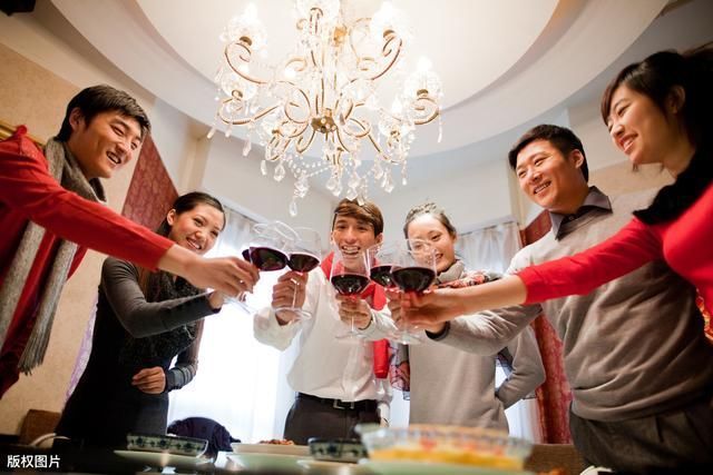 领导|饭局上领导跟你喝酒,别说“以茶代酒”,不会这3句话,不识抬举