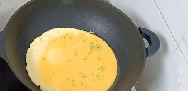 可口|煎蛋饼这样做，干香可口，味道诱人，煎制时满屋子都能闻到香味