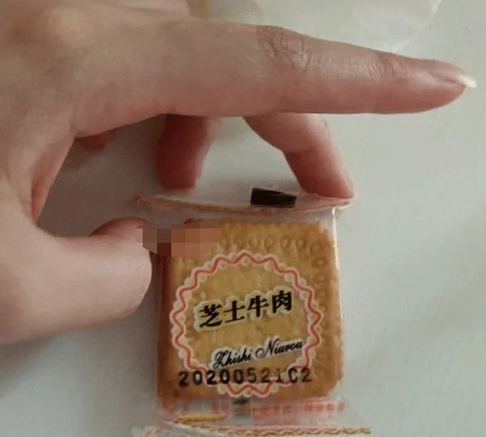  超市|“逛超市先后被三位热心阿姨提醒姑娘，你衣服穿反了！”哈哈