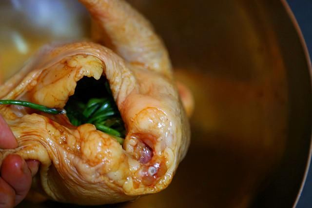  肚子里面|夏天，鸡最简单的做法，不放一滴水和油，太香了，比烤鸡还好吃