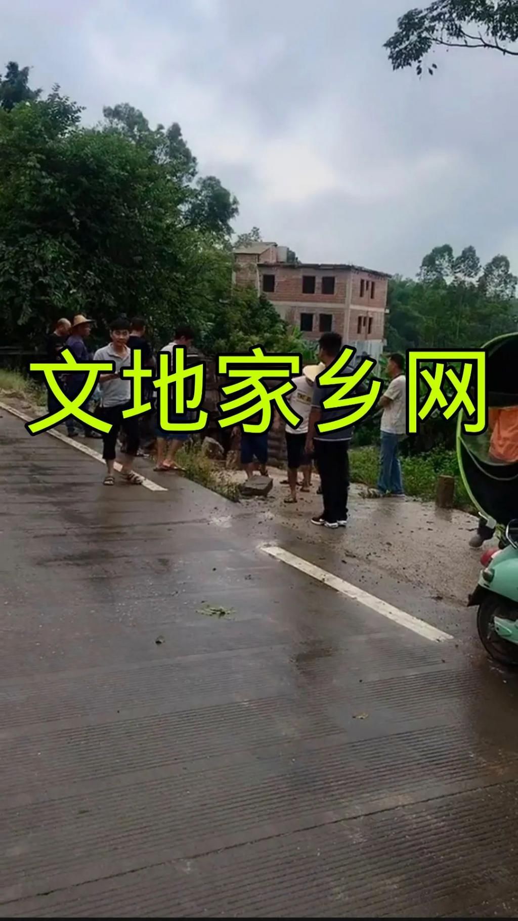  石垌|要紧！陆川石垌路段发生一起大货车翻车、损失惨重！