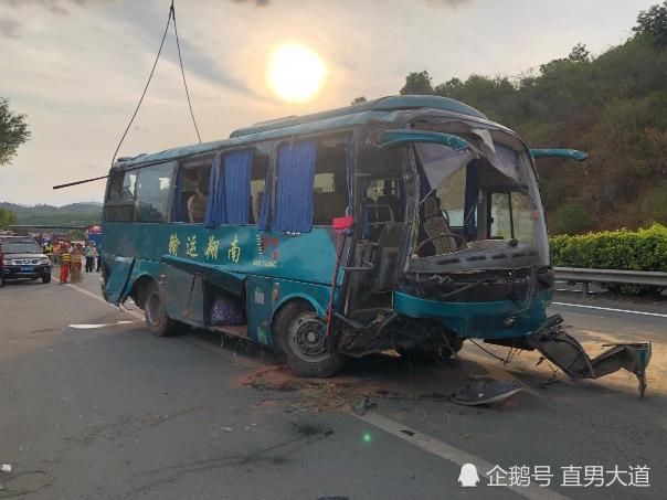  山沟|大巴车被追尾侧翻进山沟，11人被困