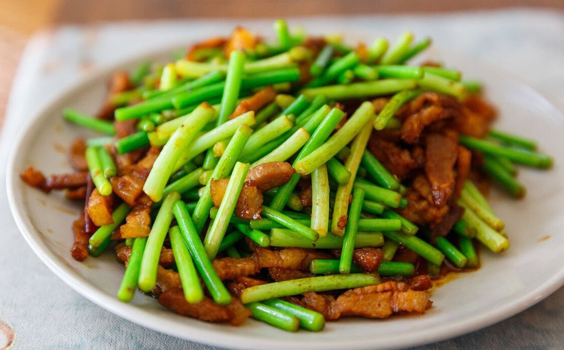 猪肉|炒猪肉,别再直接下锅了,掌握2个技巧,猪肉又香又嫩还不粘锅