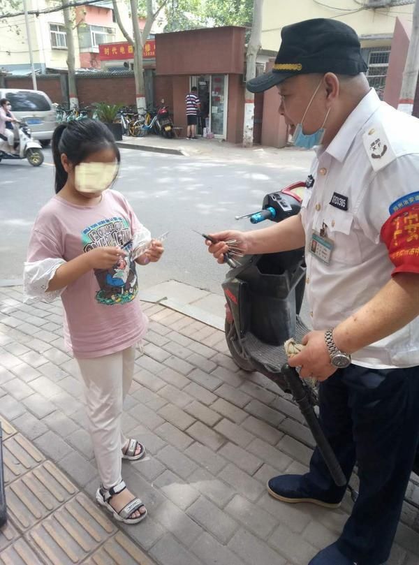  妈妈|女娃帮妈妈看车“溜号”，看到有人拔车钥匙吓得哇哇大哭