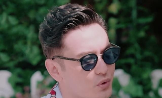  低头|《中餐厅》后遗症？黄晓明做客蘑菇屋，全程低头洗碗像服务员！