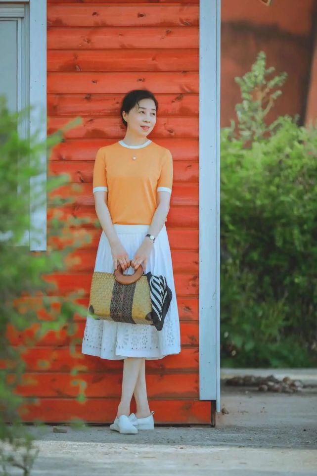 也能拍出|女人到了中年拍照别比剪刀手，送你7个姿势，拍照优雅好看有气质