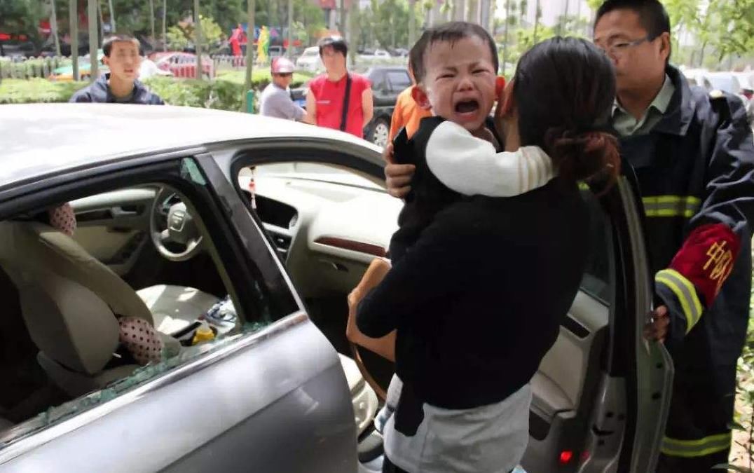 车里|孩子被困车内母亲坚持找备用钥匙,民警直接砸窗,网友:妈咋想的