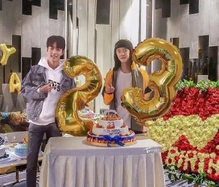 婚纱|王一博肖战被“结婚”肖战被女化穿婚纱,CP粉戴面具亲吻太辣眼!