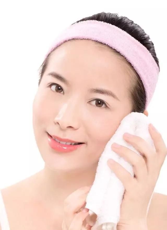  皮肤|夏季最常见的清洁误区，皮肤出油毛孔粗大就是这么来的！