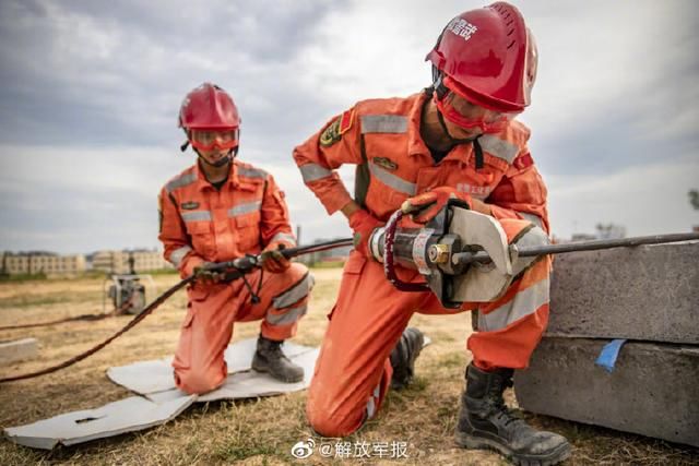 考核|38℃高温身着防化服，一场精彩的考核正在紧张进行中