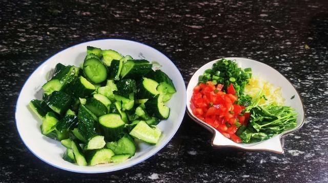  好吃|黄瓜和它是搭档，一蒸一拌，爽口解馋，简单省事，好吃停不下筷子