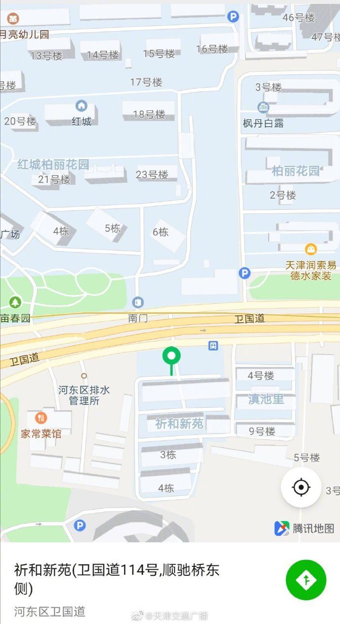  天津|天津 一面包车躲避别车撞水马