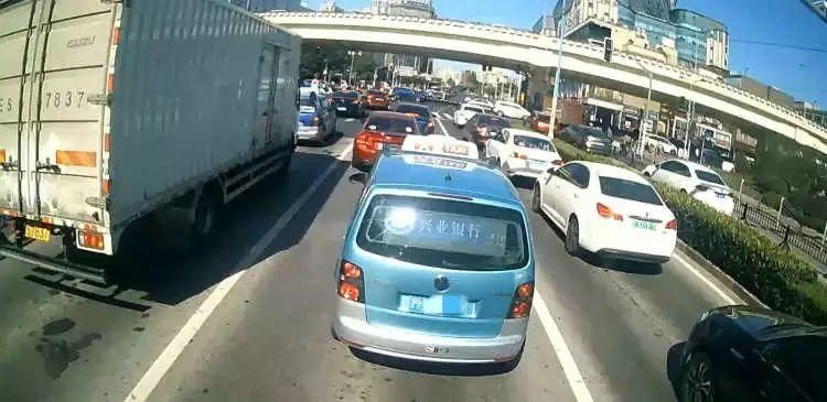 霸气|消防车被堵,外卖小哥上海街头霸气指挥交通,被重奖了