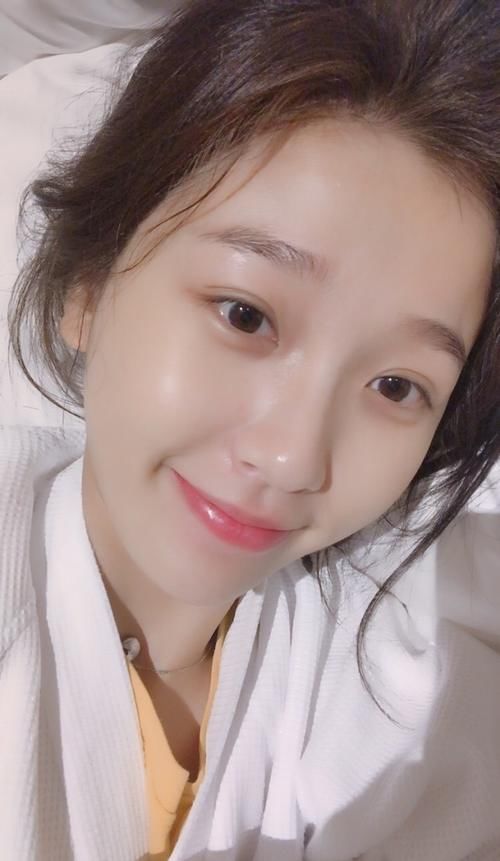  作精|拉蔡徐坤炒CP，业务差还频上热搜，小作精虞书欣口碑崩盘？