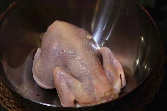  肚子里面|夏天，鸡最简单的做法，不放一滴水和油，太香了，比烤鸡还好吃