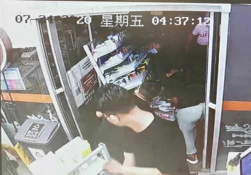  店铺|店铺半夜遭人搬抢一空，值班店员：有30多名壮汉，电锯开的锁