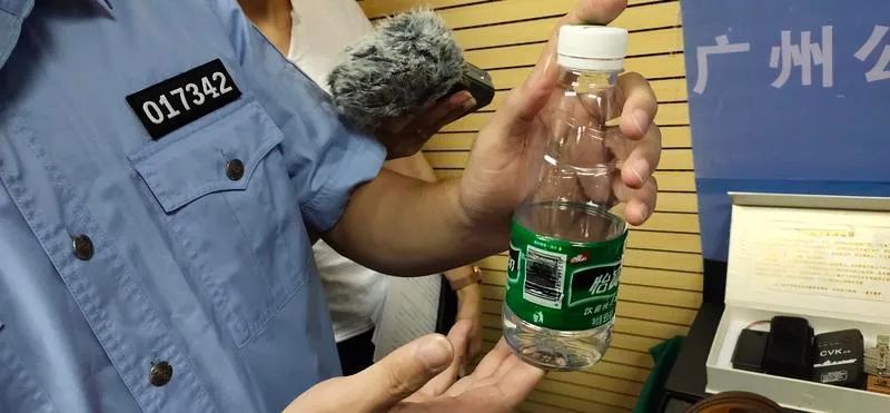 车长|想逃？孕妇举报后，车长锁车抓人！画面太解气