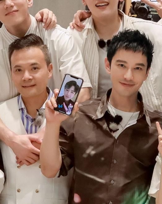  王俊凯|《中餐厅4》再曝杀青照 赵丽颖王俊凯等比耶灿笑