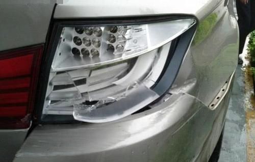  宝马车|雷克萨斯被人撞掉车门，车主痛哭道：我不就吃个早餐嘛