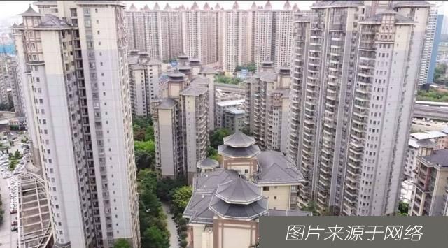  蹦跳|惊险！3个熊孩子天台上蹦跳玩耍，被劝阻后竟然这样做……