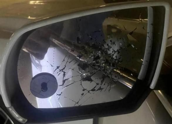  刻下|女子狂砸9辆车刻下“男友姓名”后说：让我男朋友赔！结果太尴尬