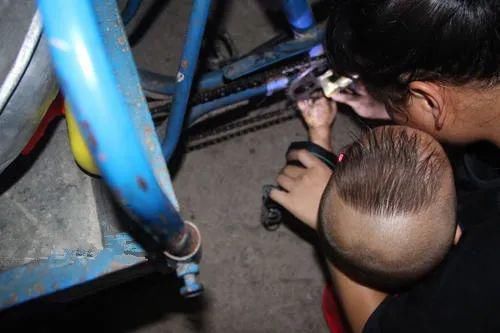  小孩|惊险！两岁幼儿手指卡进链条，幸亏金山热心居民这样做…