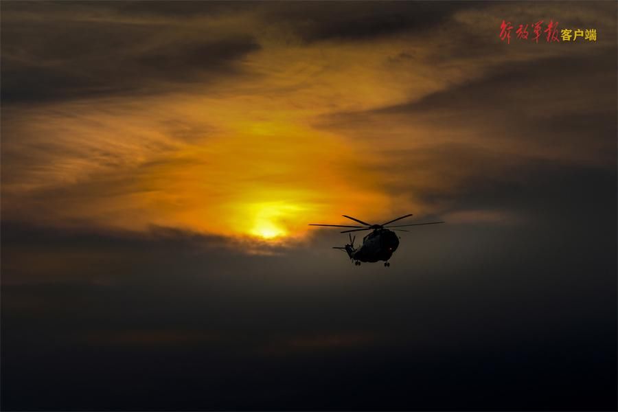 多图直击舰载直升机跨昼夜飞行训练
