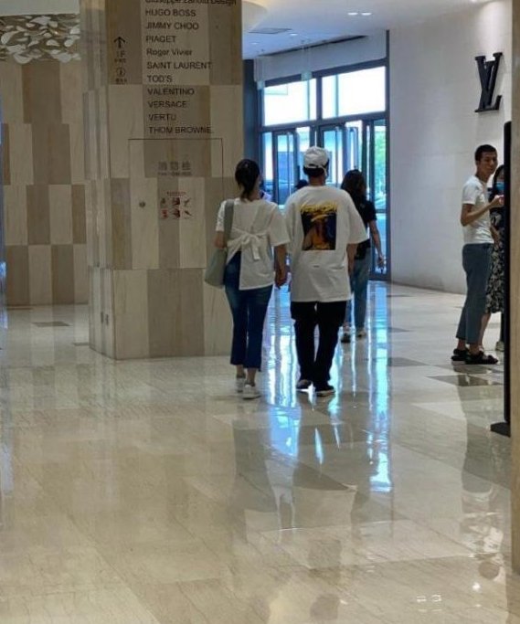 祝贺|《奔跑吧》第100期,郑恺获得唯一全勤奖,爱妻藏着肚子祝贺他