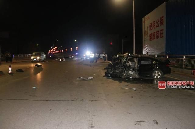 车头|2死4伤!贵港3车凌晨相撞,2辆小车车头直接撞碎