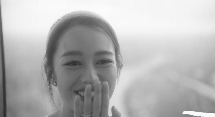  笑容|张歆艺掌镜为吉娜拍照，吉娜露甜美笑容少女感十足