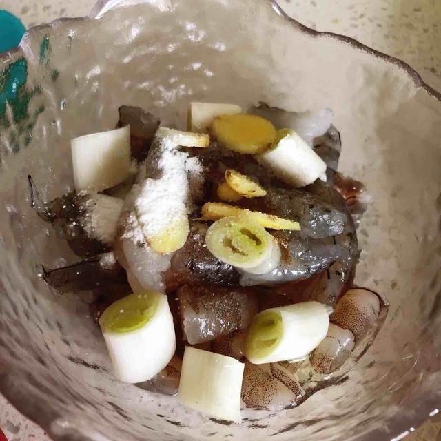  虾仁|芦笋炒虾仁的家常做法，清淡鲜香，虾肉滑嫩，出锅好看又好吃