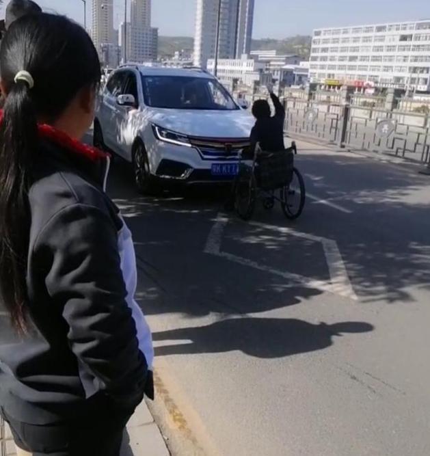 桥上|一残疾人在桥上拦路，不给钱就砸车，司机大哥下来就是一耳光