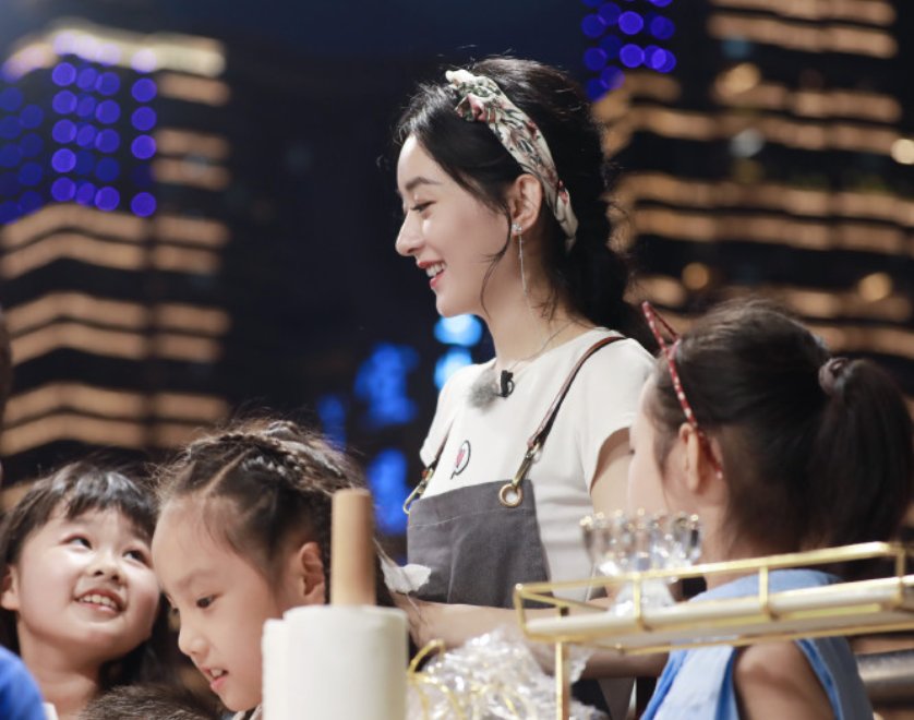  赵丽颖|赵丽颖被路人大狗吓跑，主人赶来道歉后，她下意识的回应显露素养