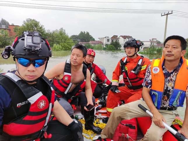 消防|冲、冲、冲……再入鹤毛镇,上海消防救援队7小时疏散200余名被困群众