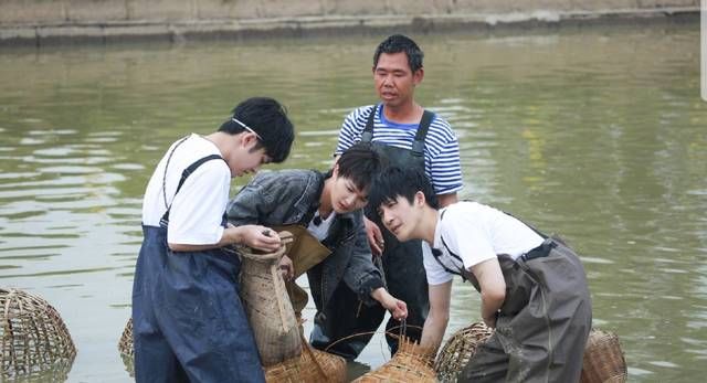  捕鱼|王一博现身成赛车手、林允钱枫成CP？《天天向上》变实现梦想秀