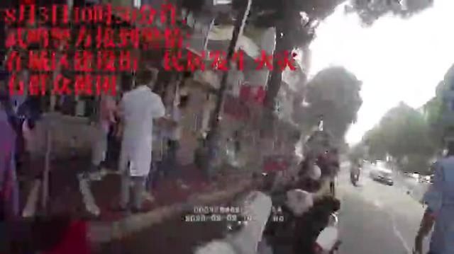  财物|浓烟滚滚，居民仍想返家拿财物！民警大声喊话：人要紧