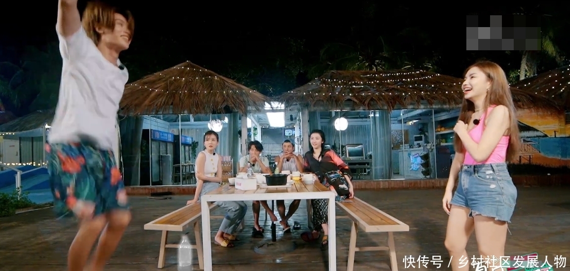 节目中|《夏日冲浪店》更新,安琦黄明昊互相BATTLE,赵小棠说话太大胆了