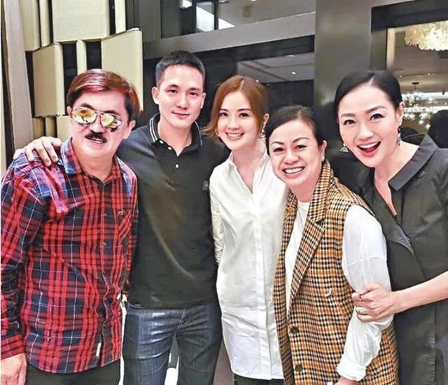 未来|蔡卓妍疑似好事将近，为未来小姑子庆生献吻，两人关系好到像闺蜜