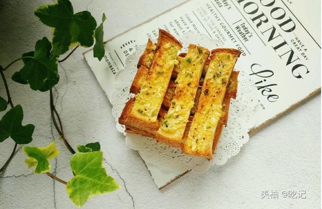 酥脆|嘎嘣脆，咬上一口酥脆掉渣的蒜香吐司条，香味扑鼻，值得一试