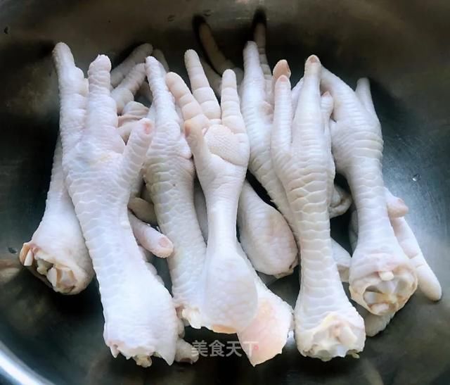 切成|这样做鸡爪真的太好吃了,越吃越上头!你们一定要试试看!