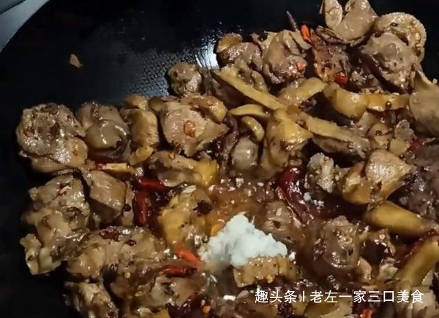 鸭肉|鸭子最美味的川味做法,一次烧一大盘,鸭肉香辣爽口好吃