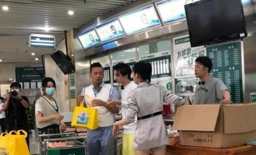  王俊凯|中餐厅4杀青照流出，看到王俊凯跟谁站在一起后，这感情我羡慕了