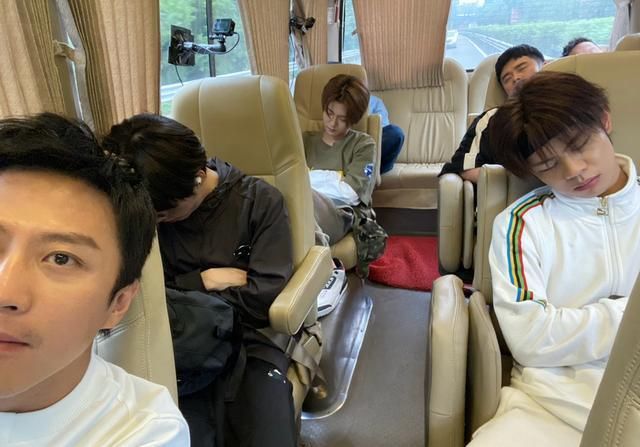  综艺节目|邓超晒最新路透照，陈赫鹿晗车内睡觉超搞笑，鹿晗素颜近照曝光